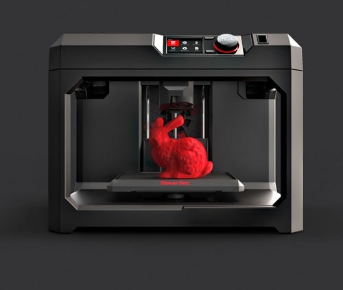 3D принтер с пластиковым зайцем